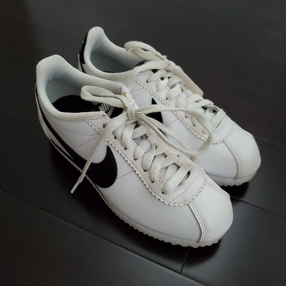 Nike Women's Classic Cortez Leather Shoes - White and Black - Picture 6 of 11